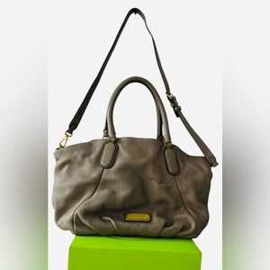 Marc Jacobs Gray Shoulder Bag with Sophisticated Design
